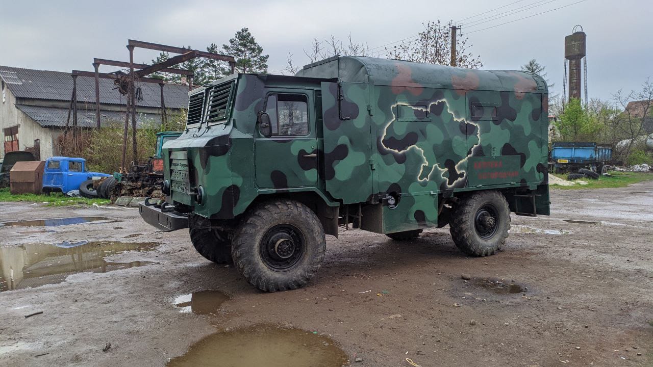 У Богородчанах волонтери відремонтували та забронювали автомобіль для військових (ФОТО)