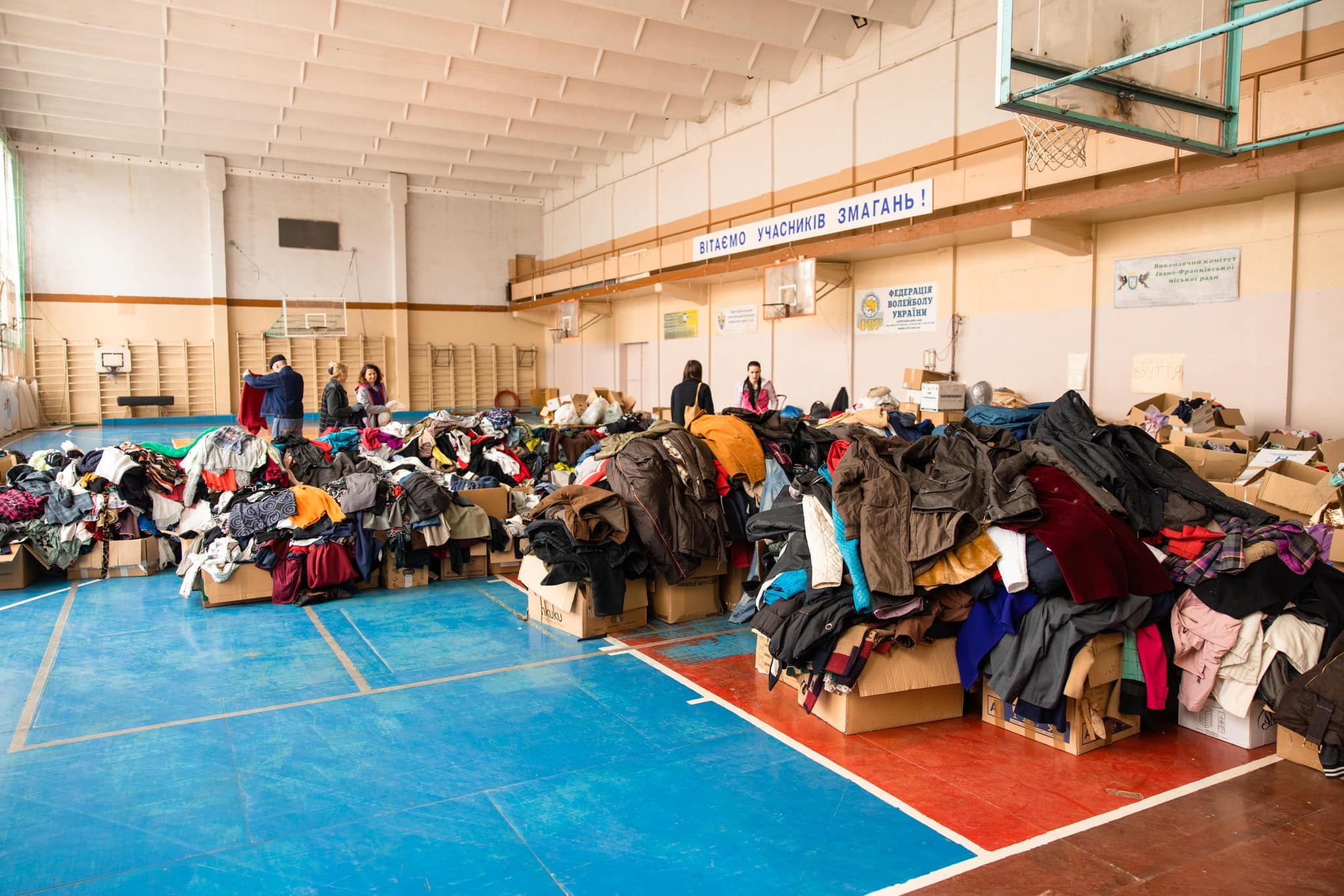 В університеті нафти і газу зібрали багато одягу для вимушених переселенців – запрошують всіх потребуючих (ФОТО)