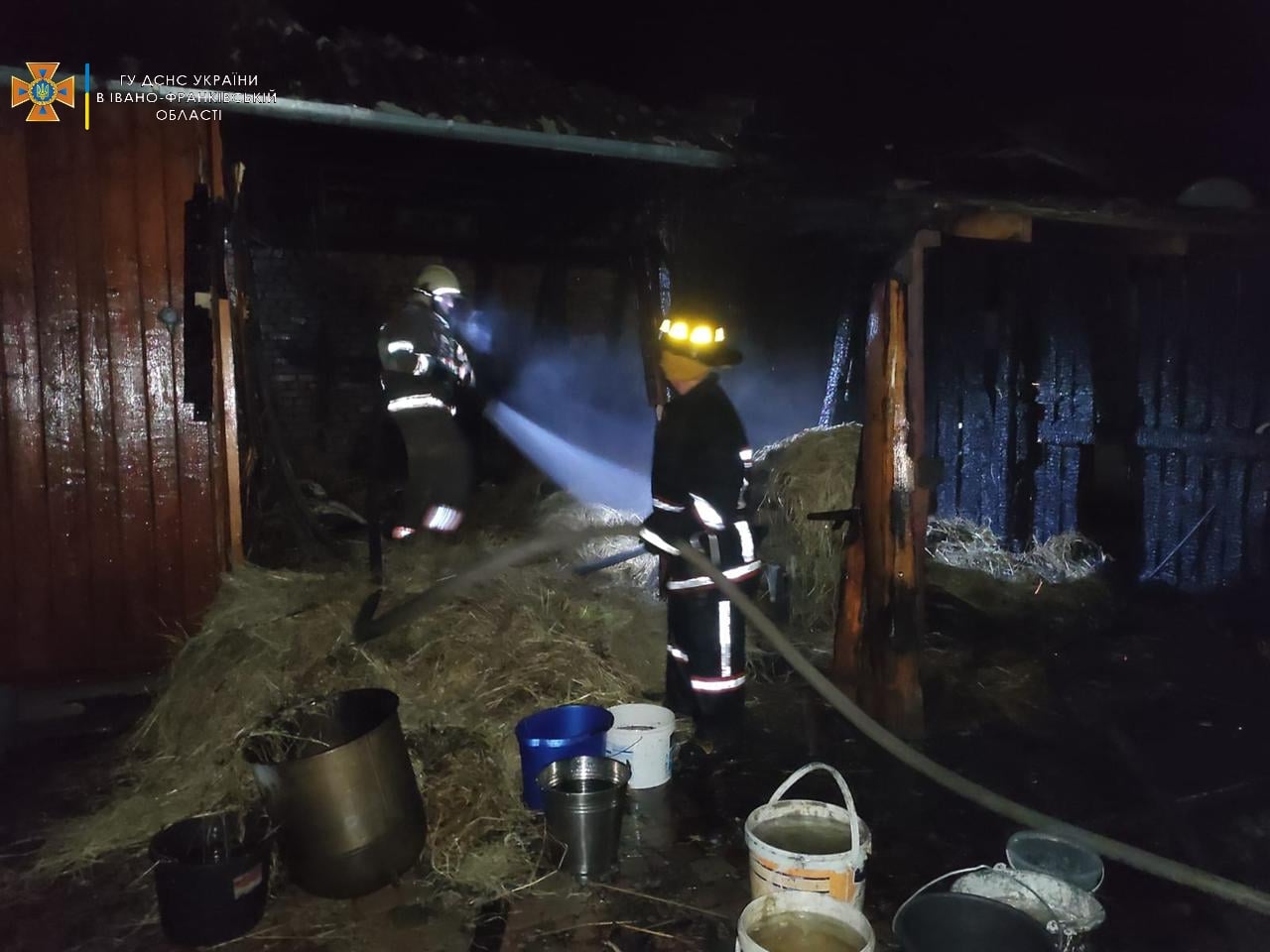 Господарський комплекс горів на Калущині. Пожежники не дали вогню охопити два житлових будинки (ФОТО)