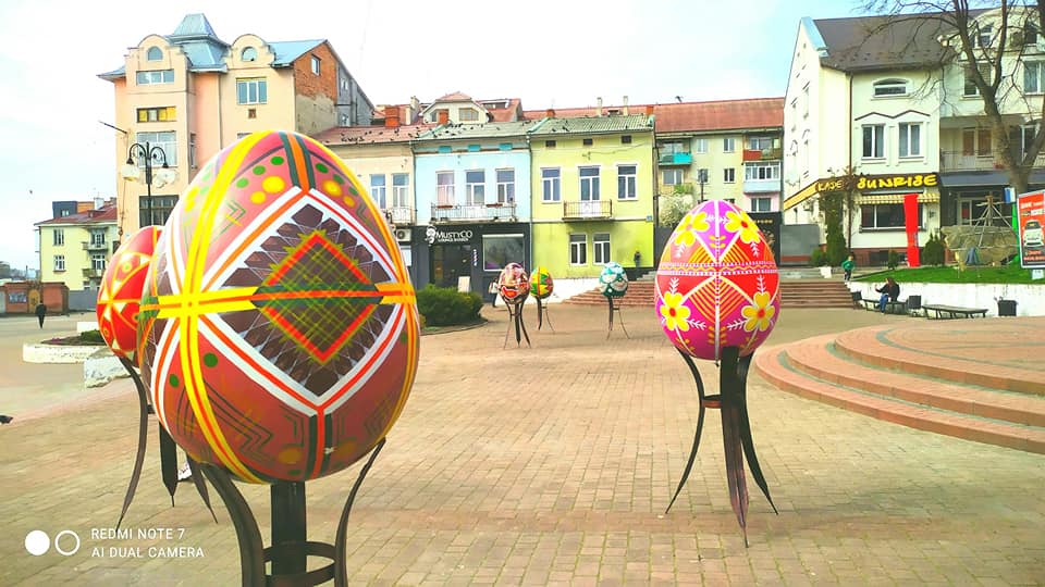 У центрі Калуша встановили писанки-велетні (ФОТО)