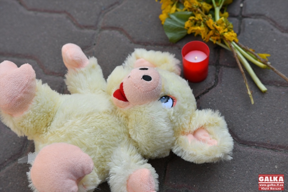 “Німий крик душі”: у центрі Франківська протестували проти звірств росії та вшанували загиблих діток (ФОТО)