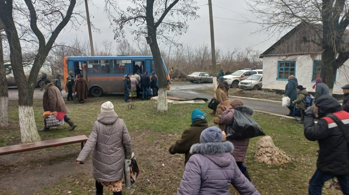 “Якщо можете – евакуюйтеся”: влада звернулася до жителів Донецької та Луганської областей