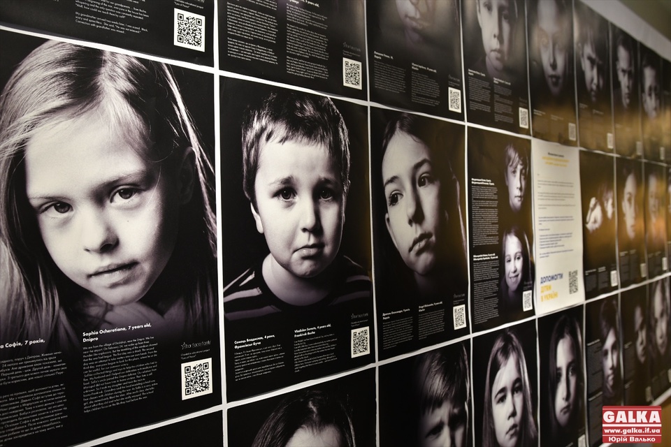  «Очі миру»: у Франківську презентували благодійну виставку світлин дітей, які тікали від війни (ФОТО)