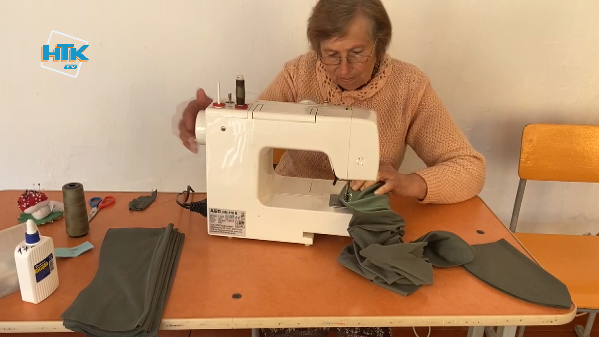 На Коломийщині волонтери шиють балаклави та виготовляють сигарети для захисників (ВІДЕО)