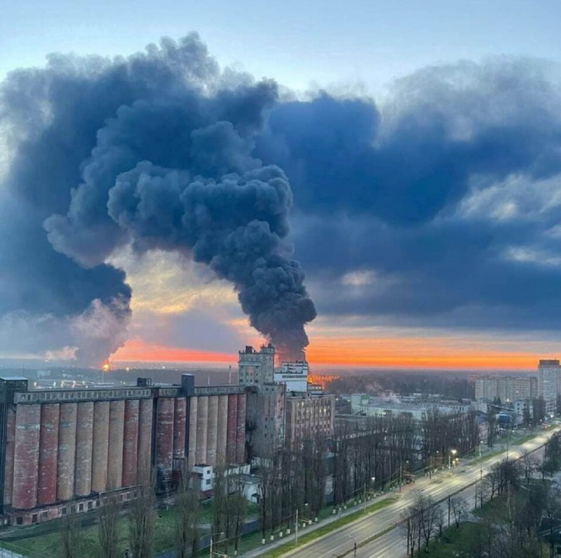 У російському Брянську під кордоном з Україною масштабна пожежа на нафтобазі (ФОТО, ВІДЕО)