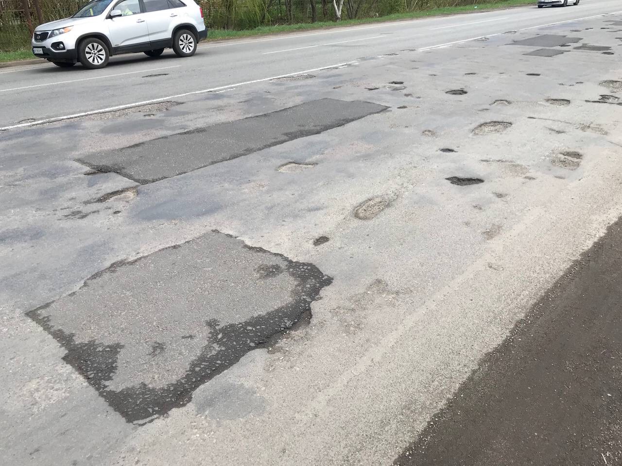 Водії критикують якість “ремонту” дороги на Тисменицю та Богородчани: дорожники пояснили, в яких умовах працюють (ФОТО)