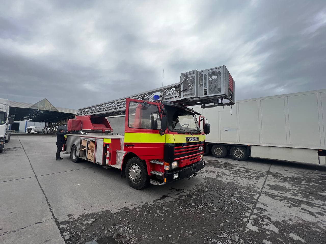 Франківські волонтери з рятувальниками доставили дві укомплектовані пожежні автівки зі Швеції (ФОТО, ВІДЕО)
