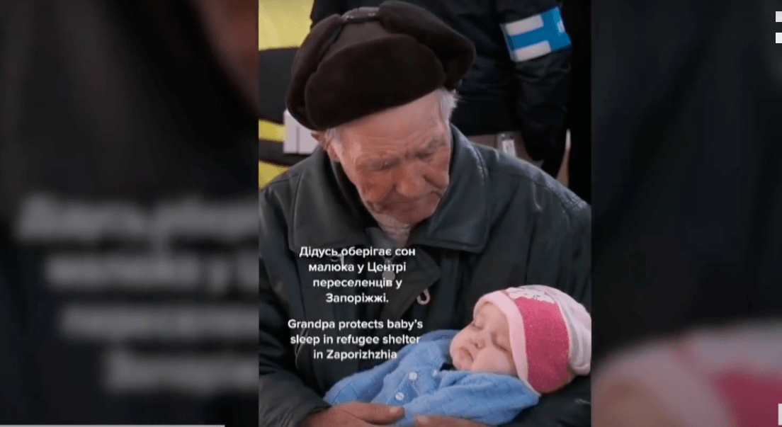 Проїхали тисячу кілометрів: у Франківську знайшла прихисток родина дідуся з популярного відео, де він заколисував онучку (ВІДЕО)