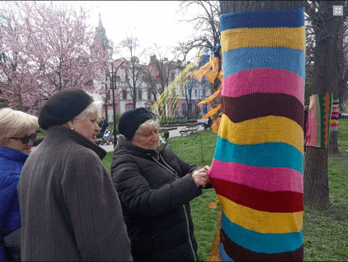 Франківки “золотого” віку прикрасили дерева у середмісті святковими «шарфиками» (ФОТО)