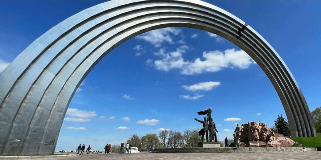 Арку дружби народів у Києві перейменують, а памʼятники під нею – демонтують