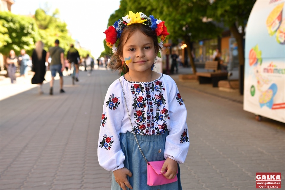 День вишиванки: світлини усміхнених франківців у традиційному українському одязі (ФОТО)