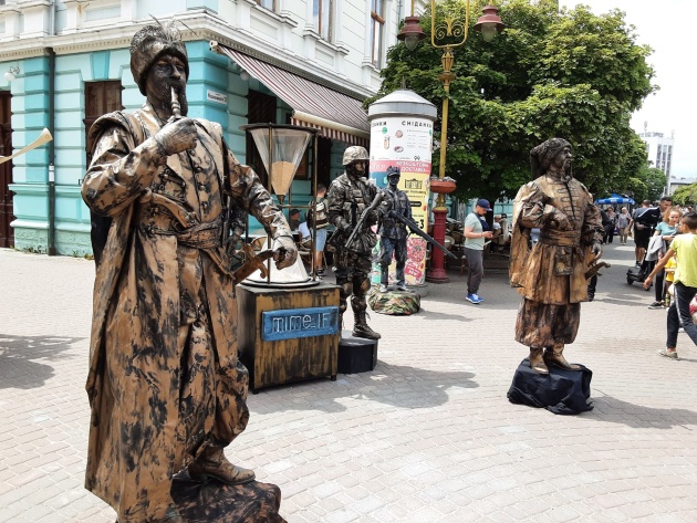 У центрі Франківська показали перформанс “живих скульптур”, присвячений українським воїнам (ФОТО)
