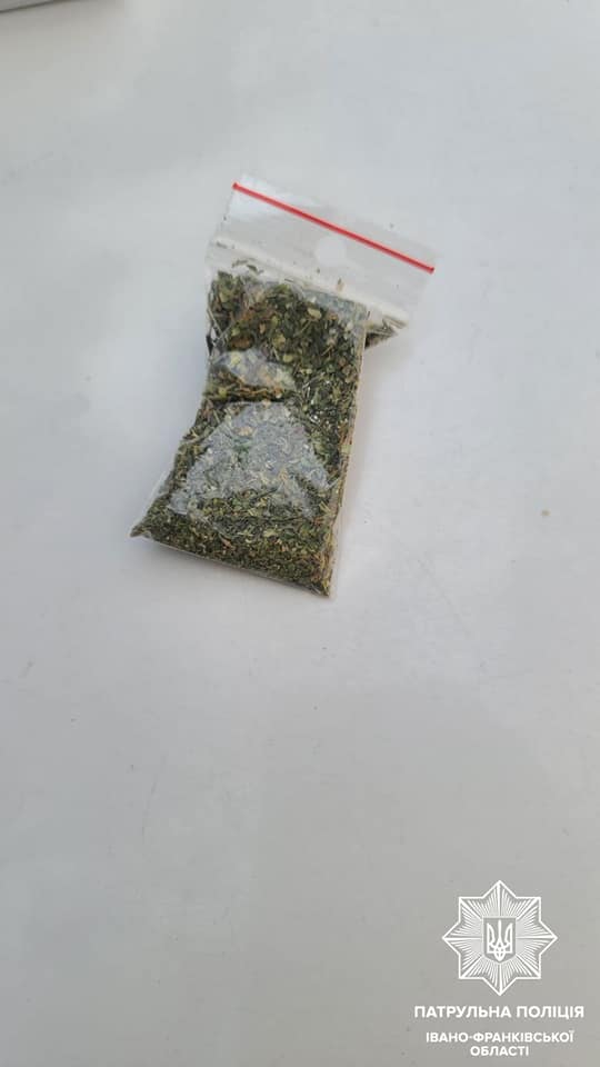Білий порошок і трава: за вихідні на Прикарпатті поліціянти виявили наркотики у п’яти людей