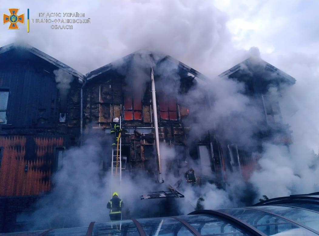 У Яблуниці горів готель – масштабну пожежу гасили понад дві години (ФОТО, ВІДЕО)