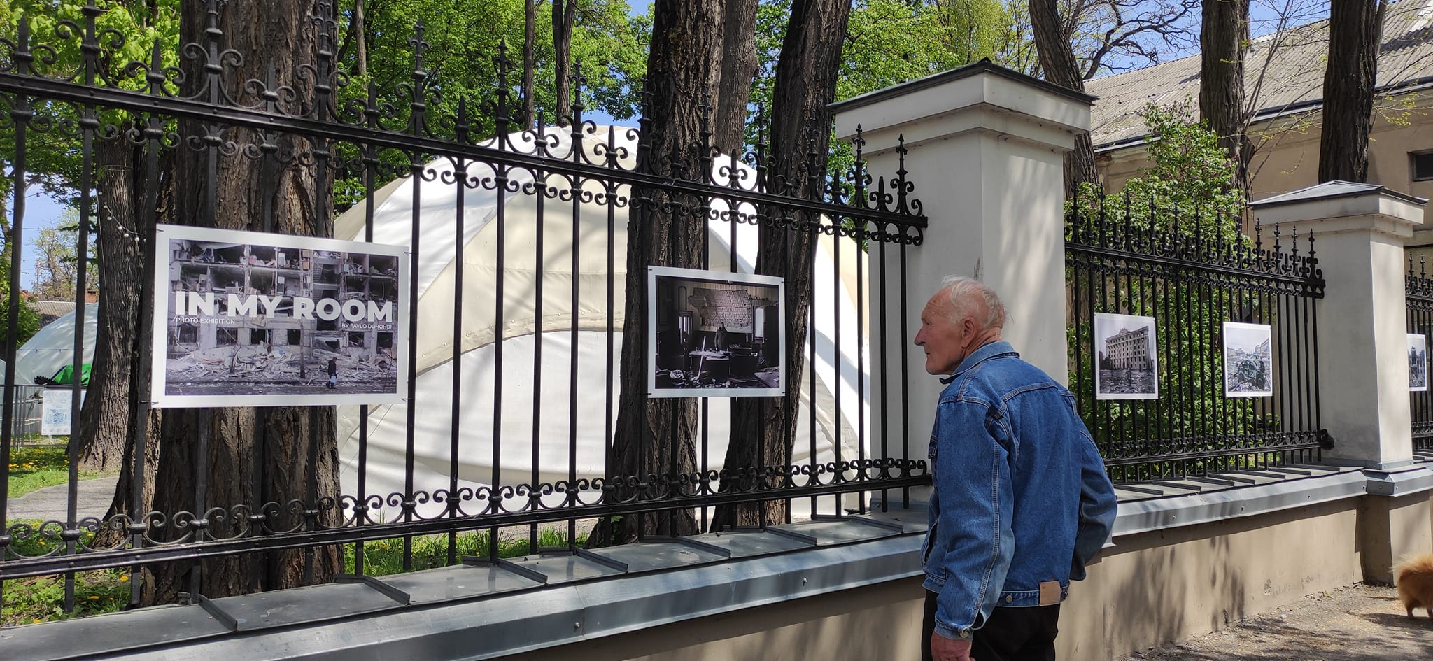 На огорожі палацу Потоцьких розмістили світлини, що показують сьогодення Харкова (ФОТО)