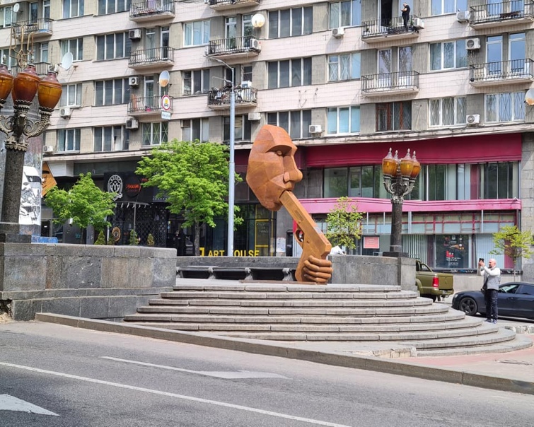 “Zaстрелись”: у центрі Києва встановили інсталяцію-послання путіну