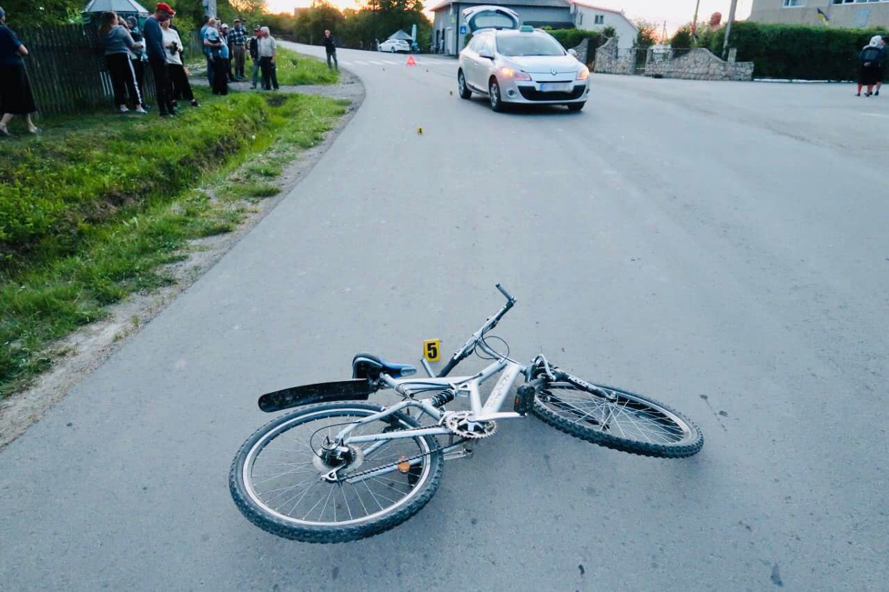 На Надвірнянщині автомобіль збив 11-річного велосипедиста: хлопчик – у лікарні (ФОТО)