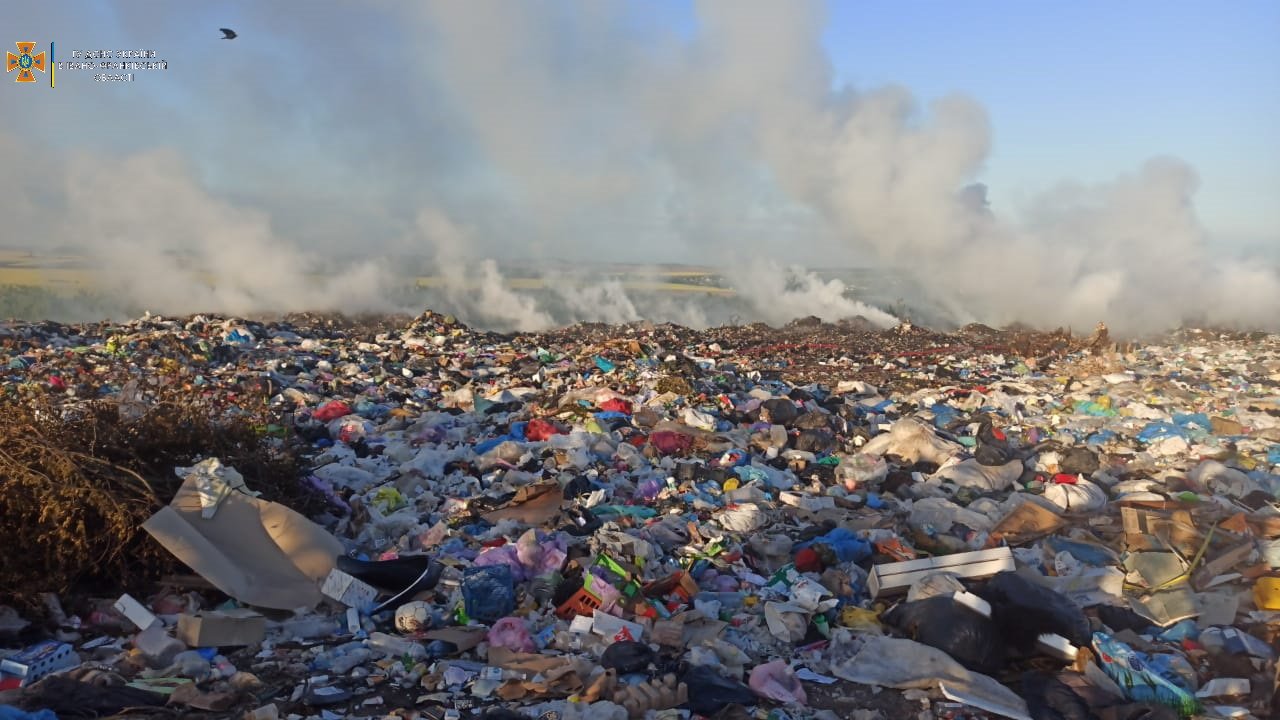 Опівночі у Тлумачі знову загорілося сміттєзвалище. Ліквідація пожежі триває й досі (ФОТО)