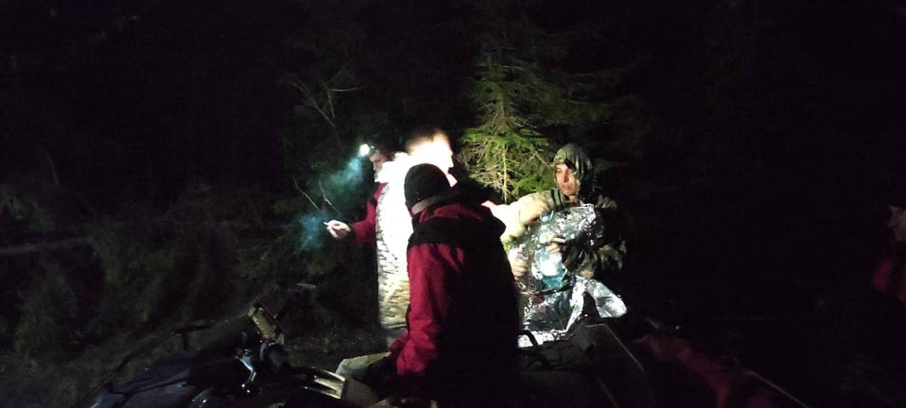 Прикарпатські рятувальники розшукали у лісі двох заблукалих львів’ян