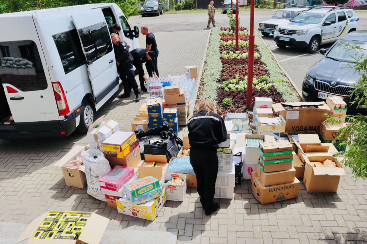 Їжа, ліки, бронежилети: кілька тонн гуманітарки доставили прикарпатські поліціянти на Миколаївщину (ФОТО, ВІДЕО)