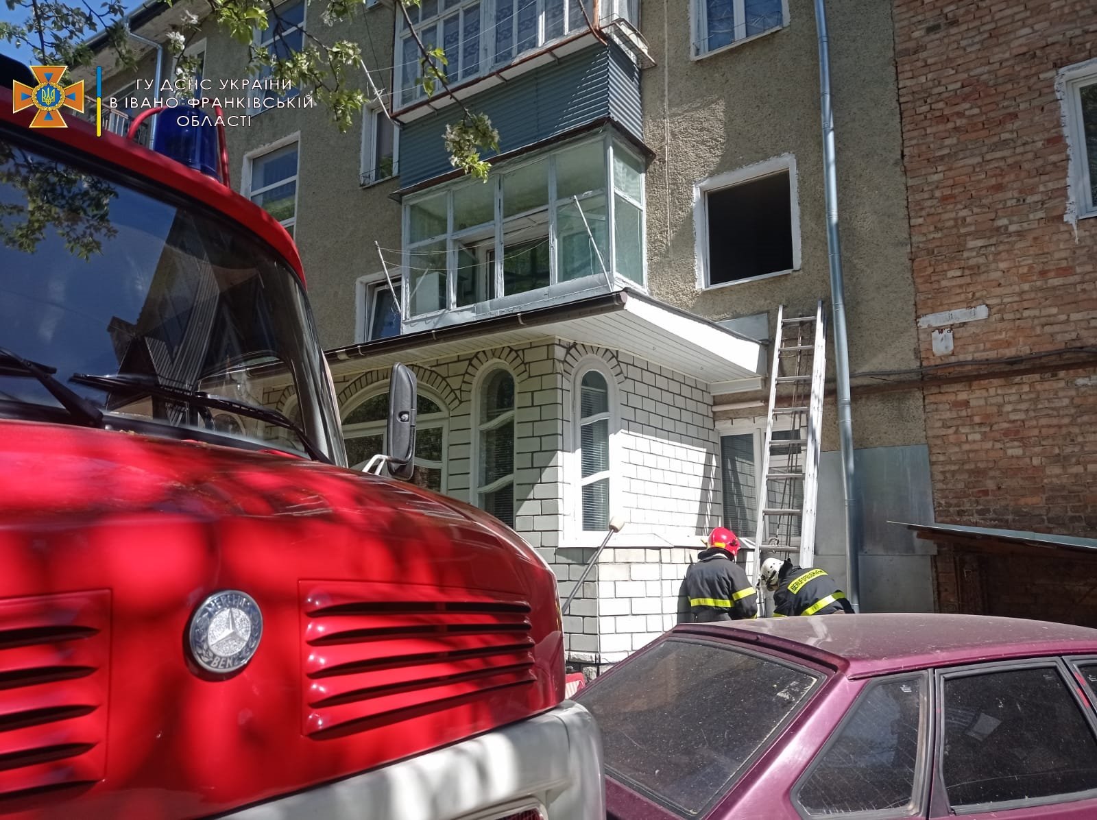 У Долині під час пожежі у квартирі врятували 65-річну жінку