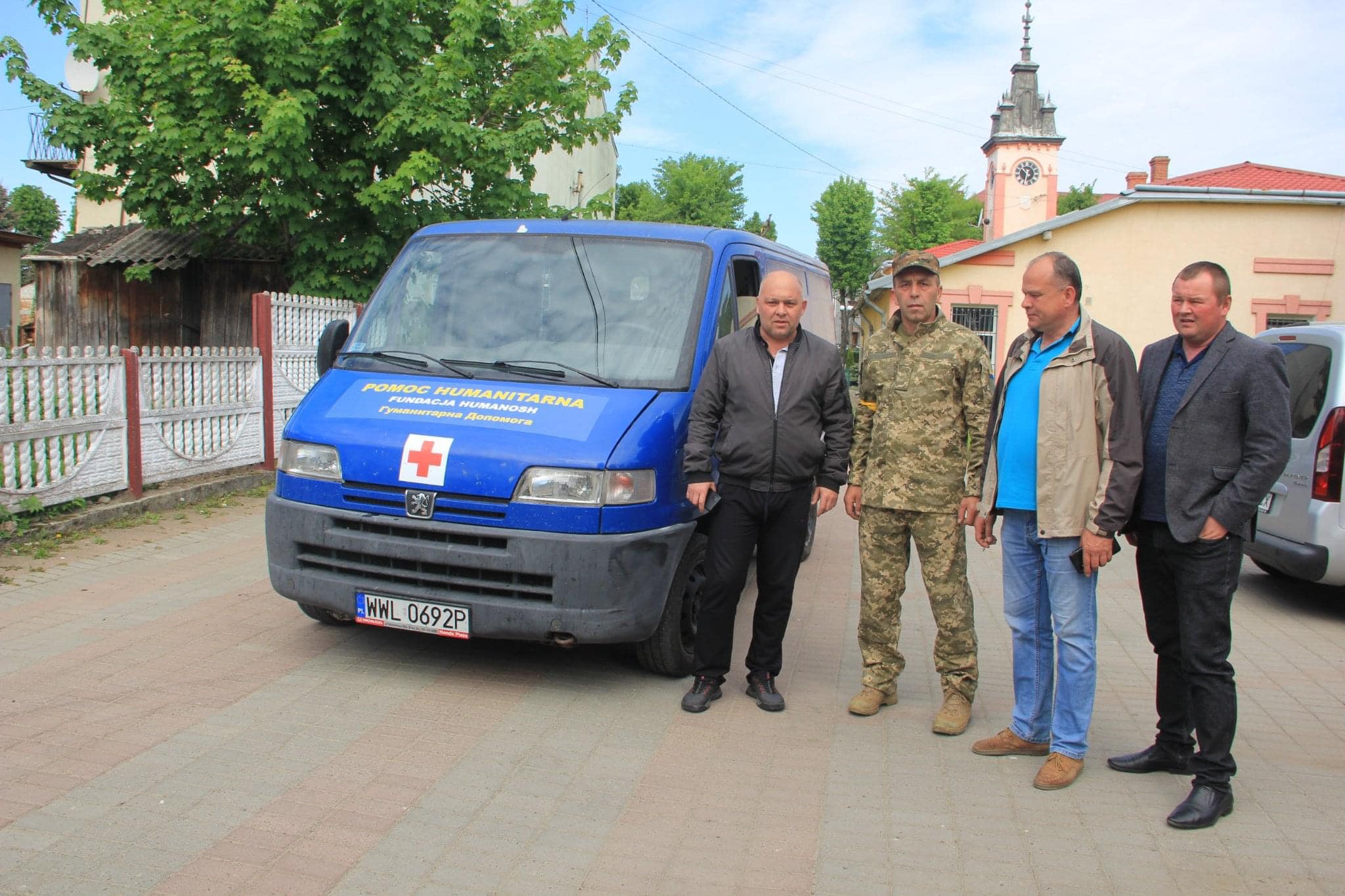 Жителі Болехова придбали мікроавтобус, наповнили його гуманітаркою й відправили захисникам (ФОТО)