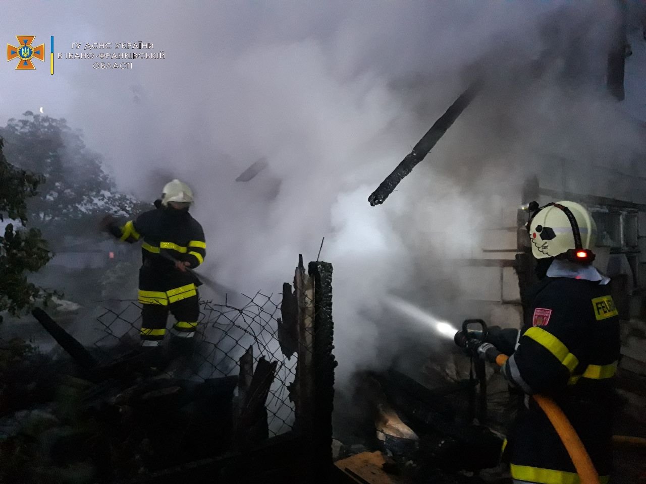 Удосвіта на Коломийщині горів гараж. Пожежники врятували від вогню розташовані поруч будівлі (ФОТО)