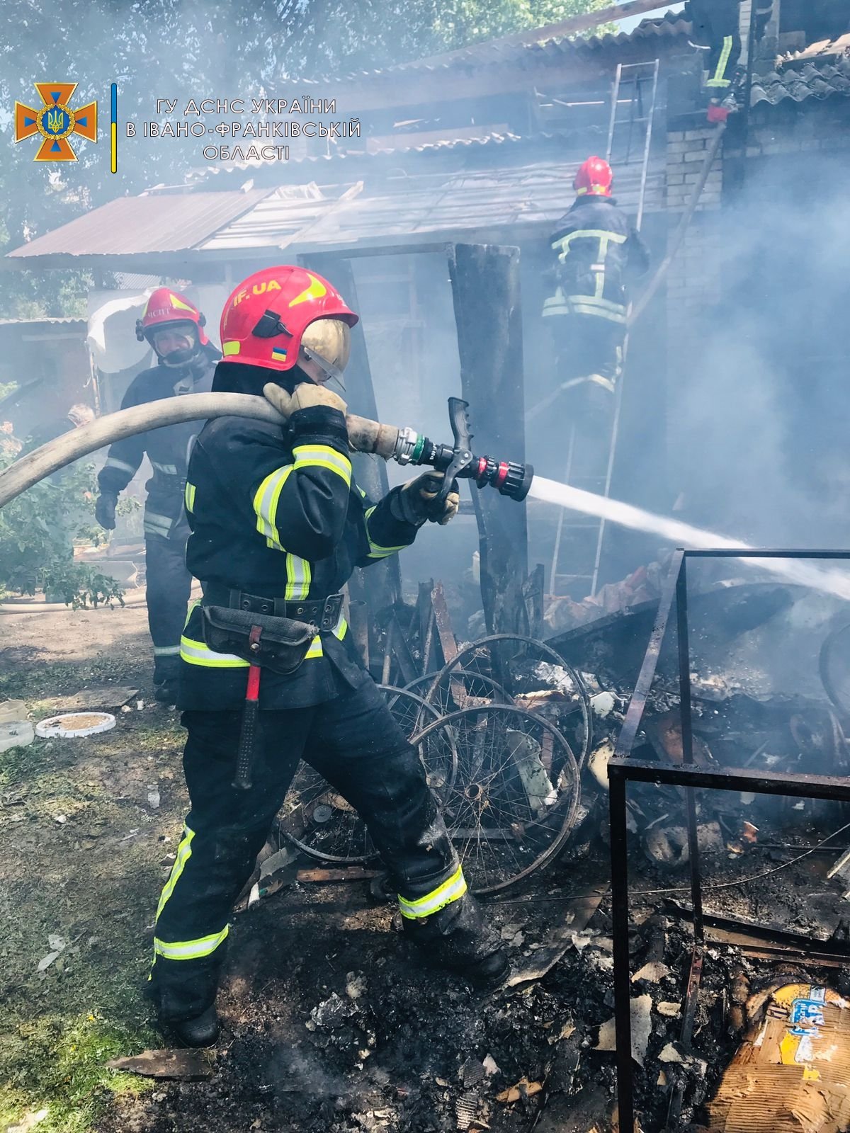 На вулиці Миру зайнялося сміття та відходи деревини – вогнеборці врятували від полум’я будівлю (ФОТО)