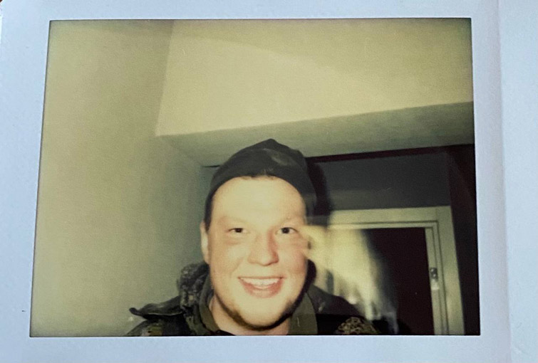 Окупант сфотографував себе на Polaroid і помилково залишив світлину в пограбованій квартирі (ФОТО)