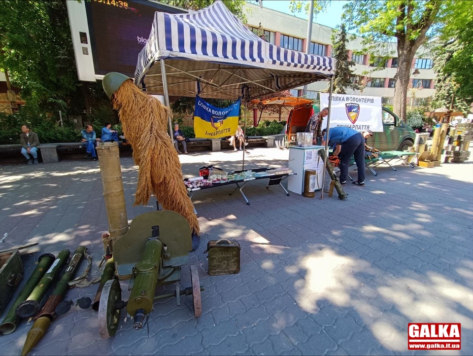 На Вічевому майдані волонтери організували виставку зброї і збирають кошти підтримку ЗСУ (ФОТО)