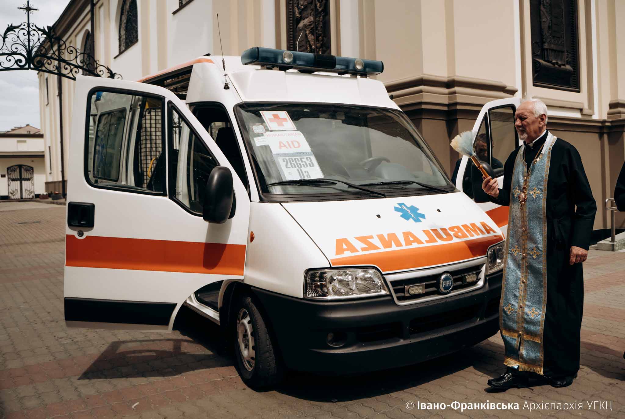 Франківська Архієпархія УГКЦ передала до Харкова автомобіль швидкої допомоги (ФОТО)