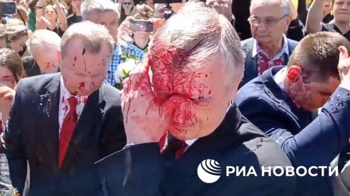 9 травня у Варшаві посла Росії облили “кров’ю” під вигуки “фашисти” (ВІДЕО)