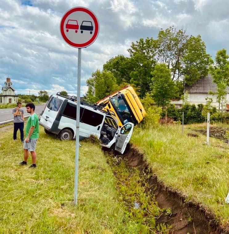На Коломийщині зіткнулися «Опель» та вантажівка, водій у лікарні (ФОТО)