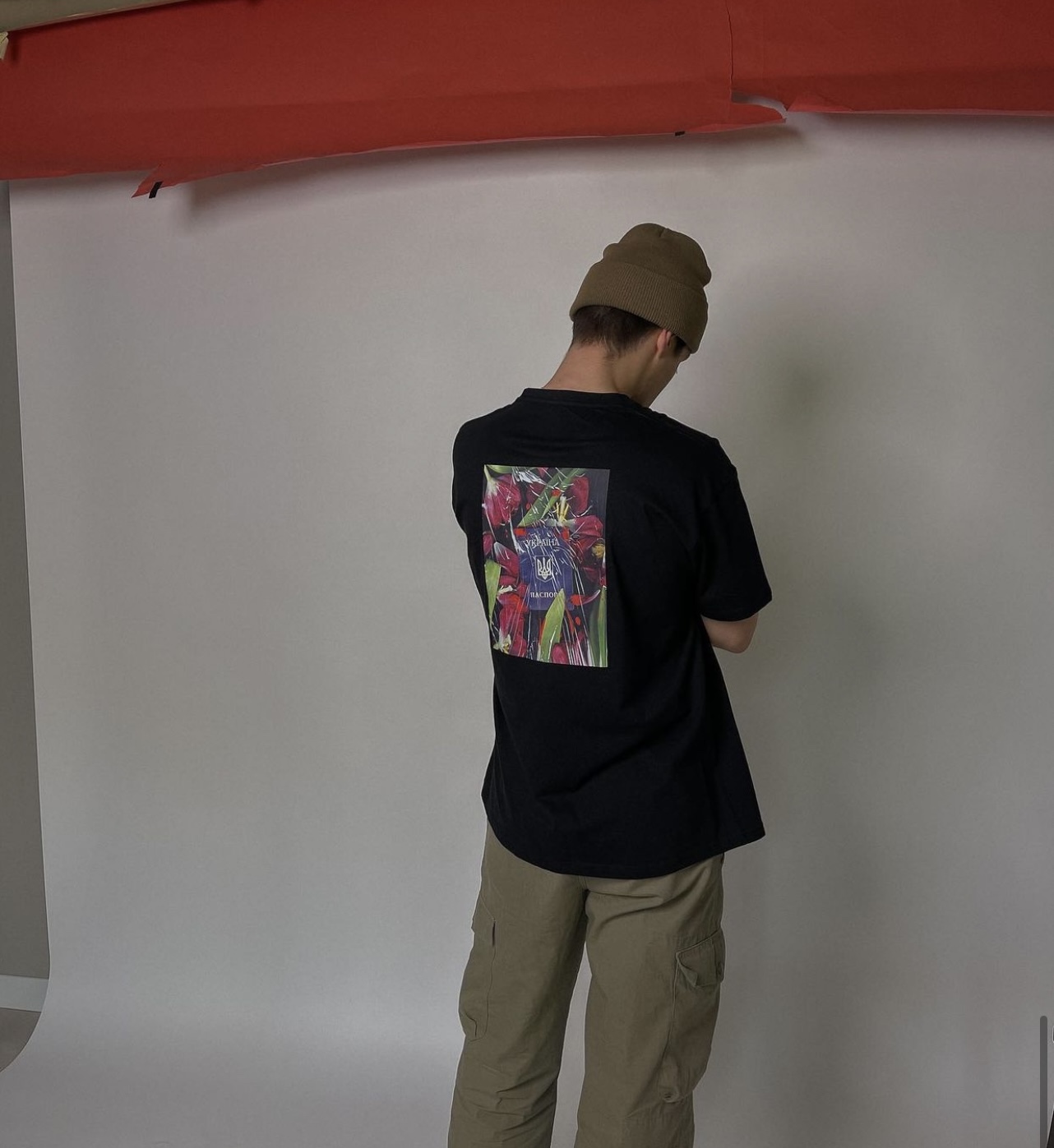 Картини та авторські футболки: відома франківська блогерка разом з хлопцем творчістю допомагають ЗСУ