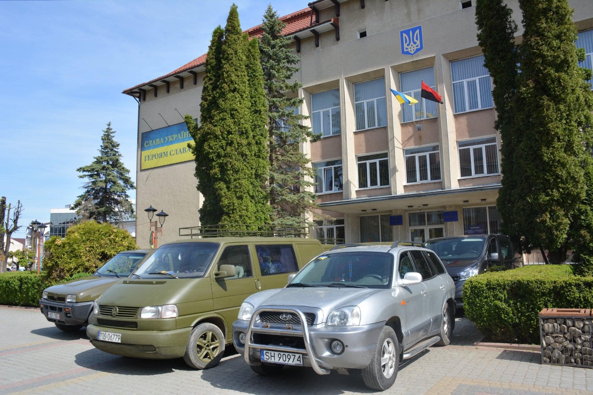 З початку війни Надвірнянська громада передала ЗСУ 26 автівок (ФОТО)