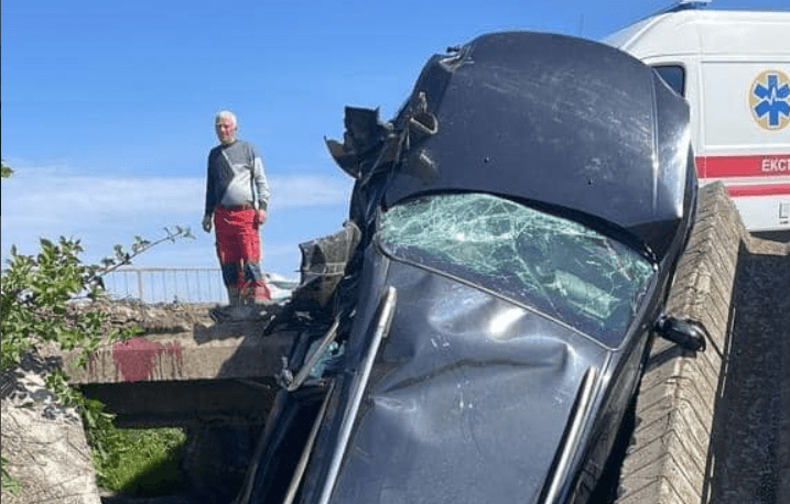На Коломийщині автомобіль злетів з моста: двоє загиблих (ФОТО)
