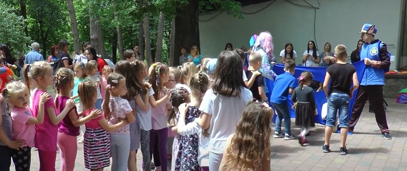 У парку Шевченка для дітей організували свято для дітей, аби підтримати ЗСУ (ВІДЕО)