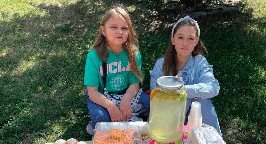 Двоє юних франківок продають лимонад, домашні солодощі та саморобні свічки: дівчатка збирають гроші для ЗСУ (ФОТО)