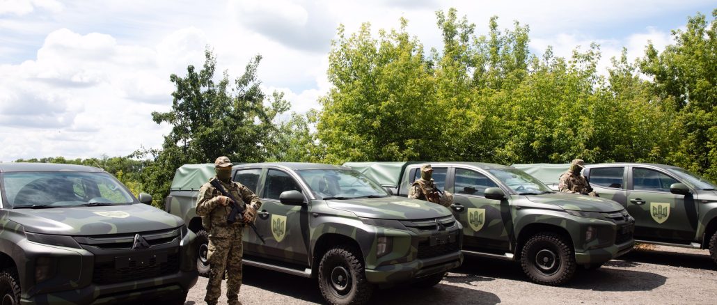 Порошенко привіз на схід десантникам 25-ї бригади пікапи і спорядження (ФОТО)