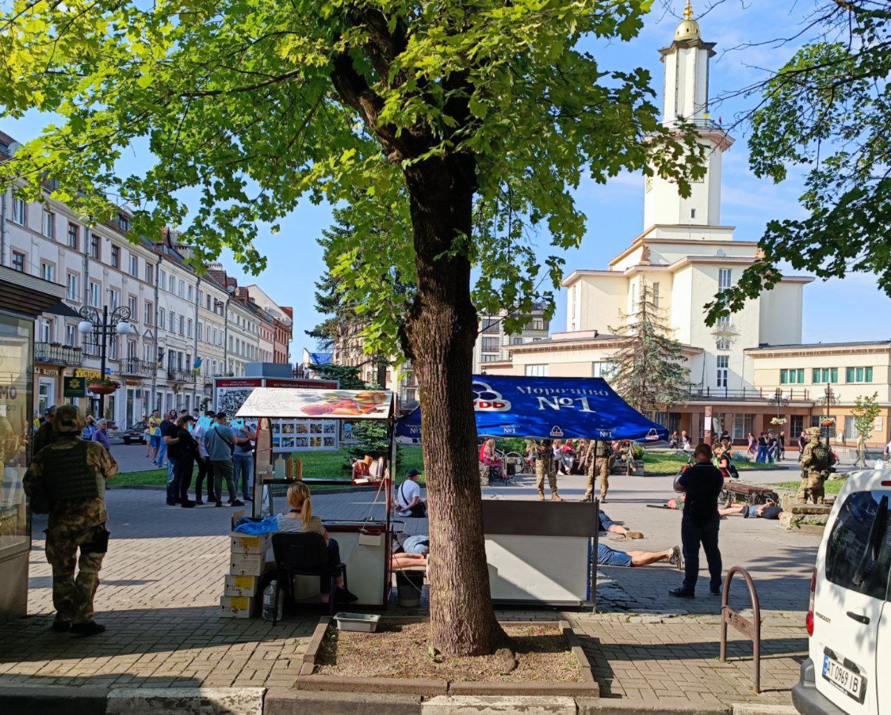 У центрі Франківська правоохоронці затримали десяток молодиків (ФОТОФАКТ)