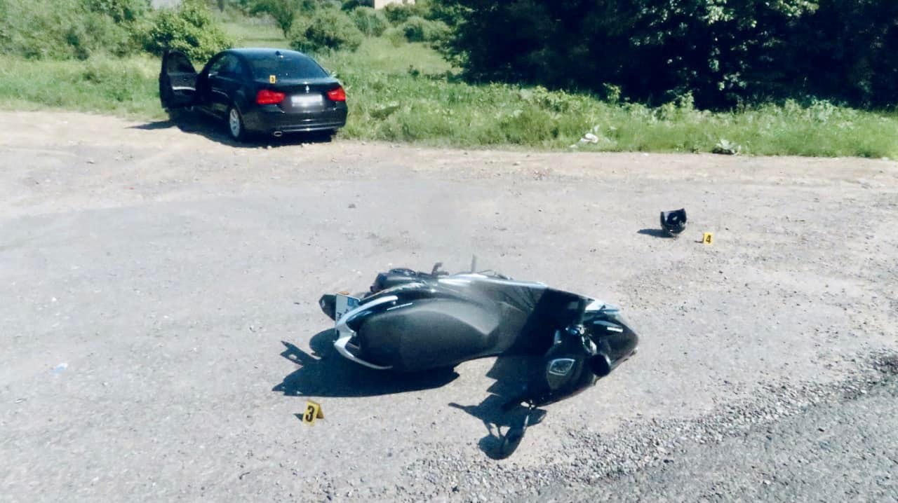 На Коломийщині водій BMW збив скутериста (ФОТО)