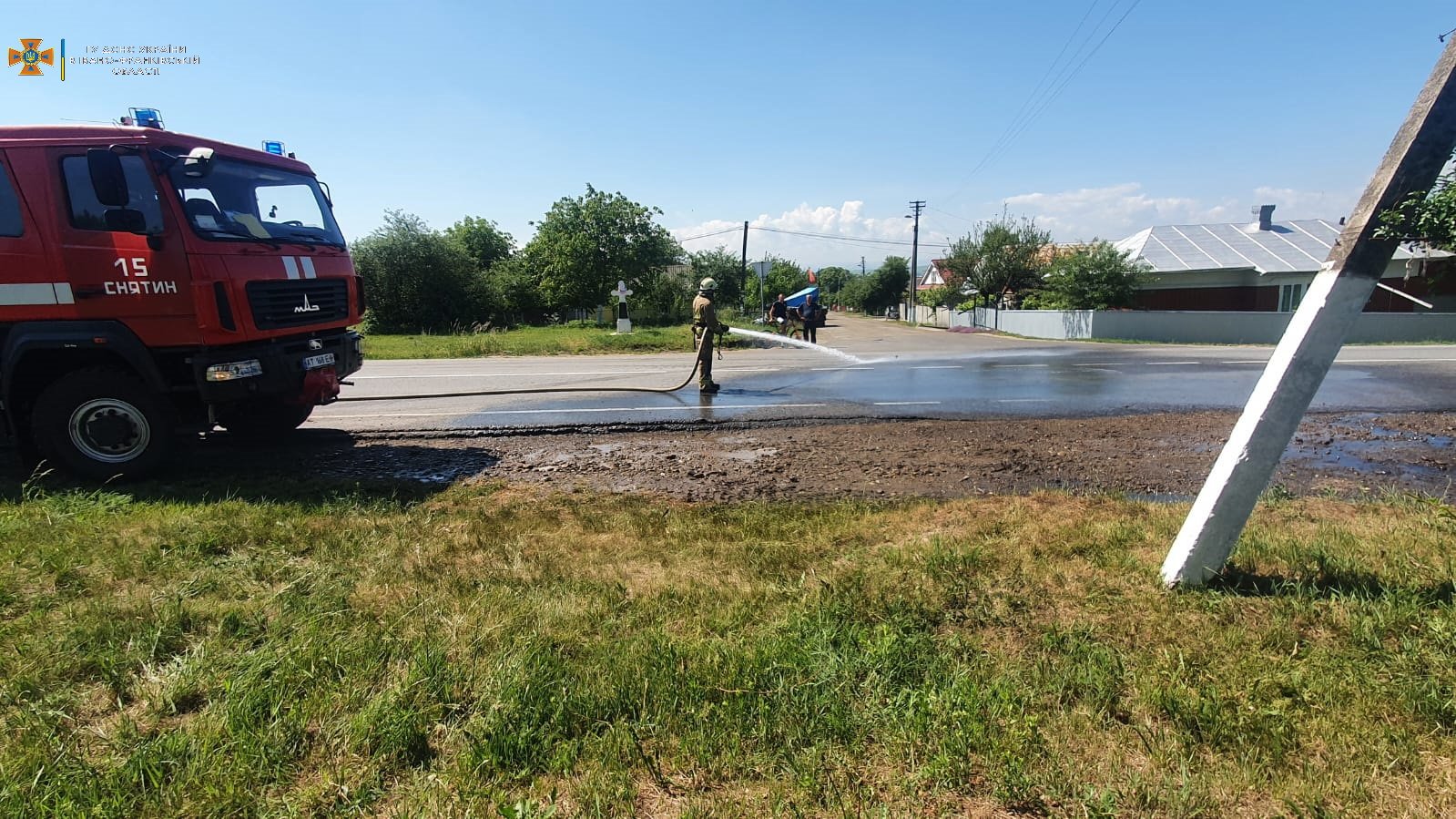 На Снятинщині перекинулася вантажівка з мінеральним добривом (ФОТО)
