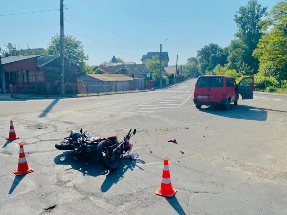 На Надвірнянщині авто збило велосипедиста, а в Коломиї у ДТП травмувався мотоцикліст (ФОТО)