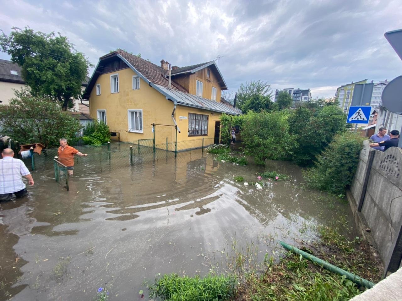 Підтоплені будинки та повалене дерево: як у Франківську рятувальники наводять лад після негоди (ФОТО)