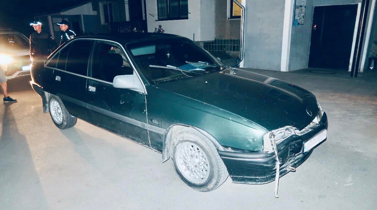 У Коломиї п’яний чоловік викрав авто. Його “зупинили” припарковані неподалік машини (ФОТО)