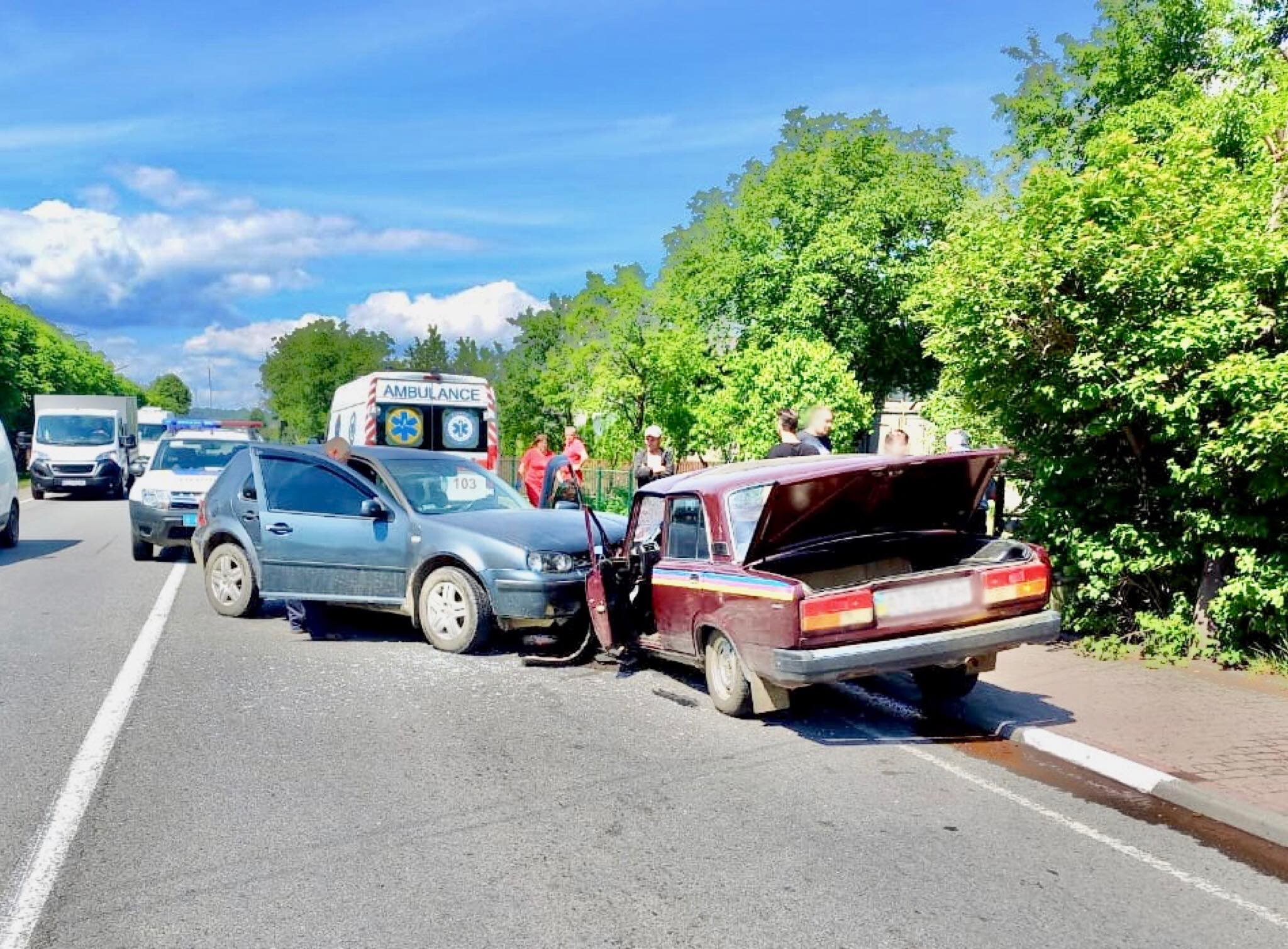 На Калущині водій “Фольксвагену” не впорався з керуванням й зіткнувся з навчальним авто: у трьох осіб численні травми (ФОТО)