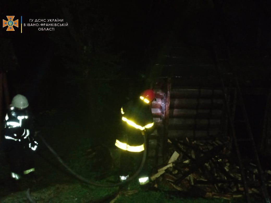 Будівля з газовими балонами всередині горіла на Калущині (ФОТО)