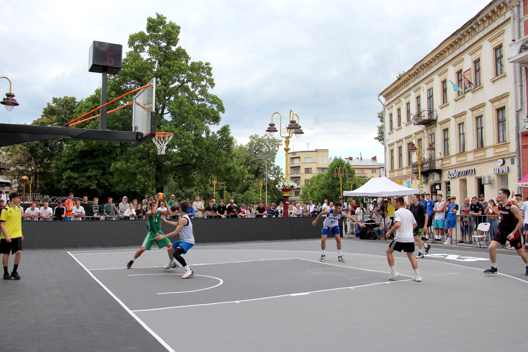 На всеукраїнському турнірі з баскетболу 3х3 у центрі Франківська зібрали близько 30 тисяч гривень на авто для ЗСУ (ФОТО)