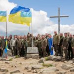 фото лісівників і пам'ятного знаку на Говерлі