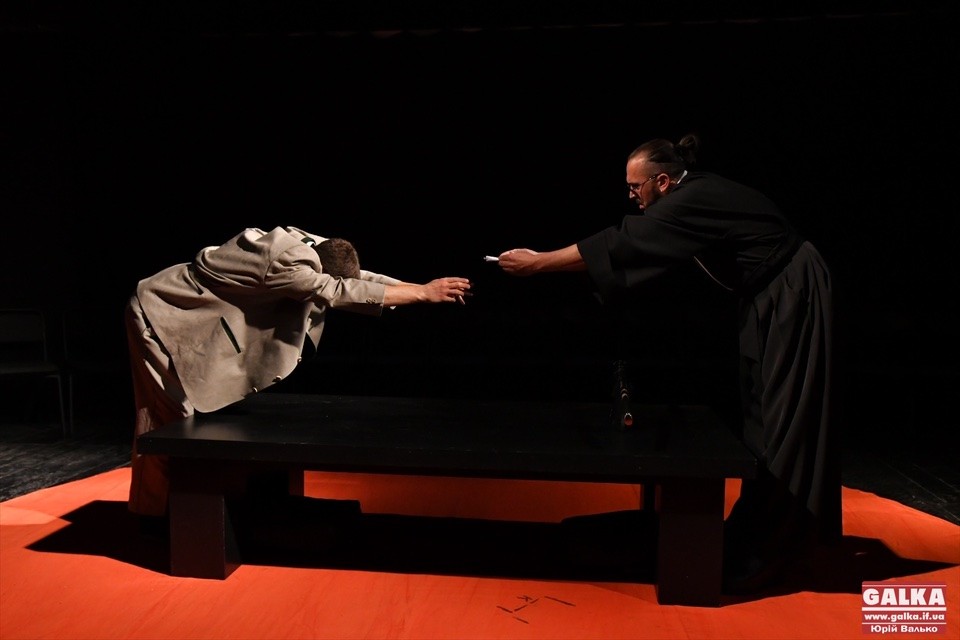 “Гамлет і Джульєтта” у Франківську: всіх охочих кличуть на виставу про цензуру і тоталітаризм (ФОТО)